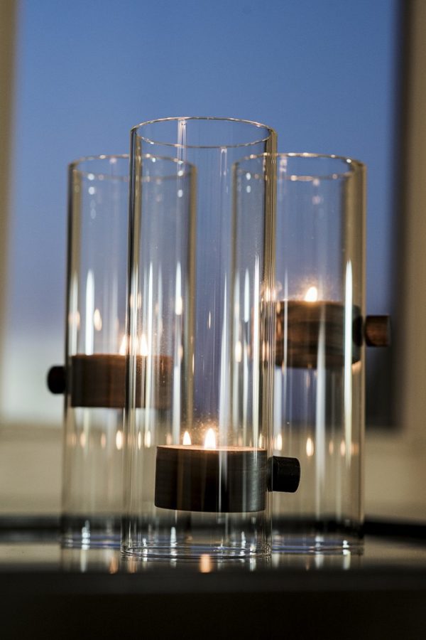 Ein Glas mit Teelicht