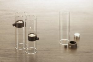 Ein Glas mit Teelicht