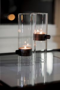 Ein Glas mit Teelicht