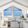 Dieses Bild Zeigt ein im Fenster verspanntes Plissee in Sonderform