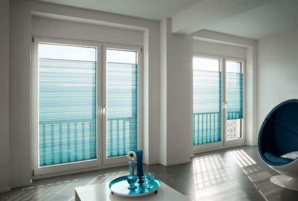 Dieses Bild Zeigt ein im Fenster verspanntes Plissee der Firma MHZ