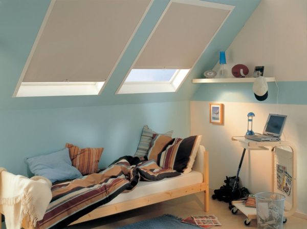Dieses Bild zeig ein Dachfensterollo der Firma Cortina
