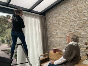 Gardinenwäsche.1 Bild zeigt das abnehmen der Gardinen