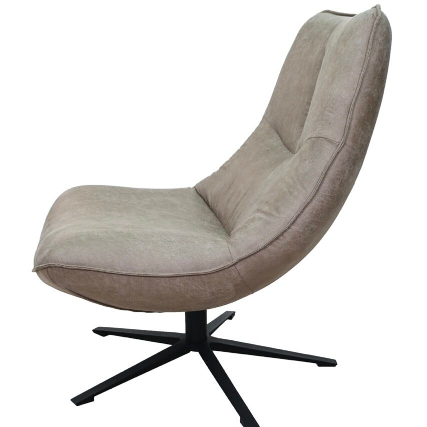 Freigestelltes Produktfoto eines modernen Loungesessels mit graubraunem Kunstlederbezug in Wildlederoptik. Die Sitzschale ist ergonomisch geschwungen mit einer hohen Rückenlehne und weicher Polsterung. Der Sessel steht auf einem mattschwarzen Fünf-Stern-Drehkreuzfuß aus Metall.