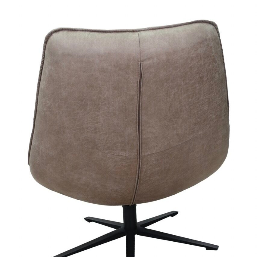 Freigestelltes Produktfoto eines modernen Loungesessels mit graubraunem Kunstlederbezug in Wildlederoptik. Die Sitzschale ist ergonomisch geschwungen mit einer hohen Rückenlehne und weicher Polsterung. Der Sessel steht auf einem mattschwarzen Fünf-Stern-Drehkreuzfuß aus Metall.